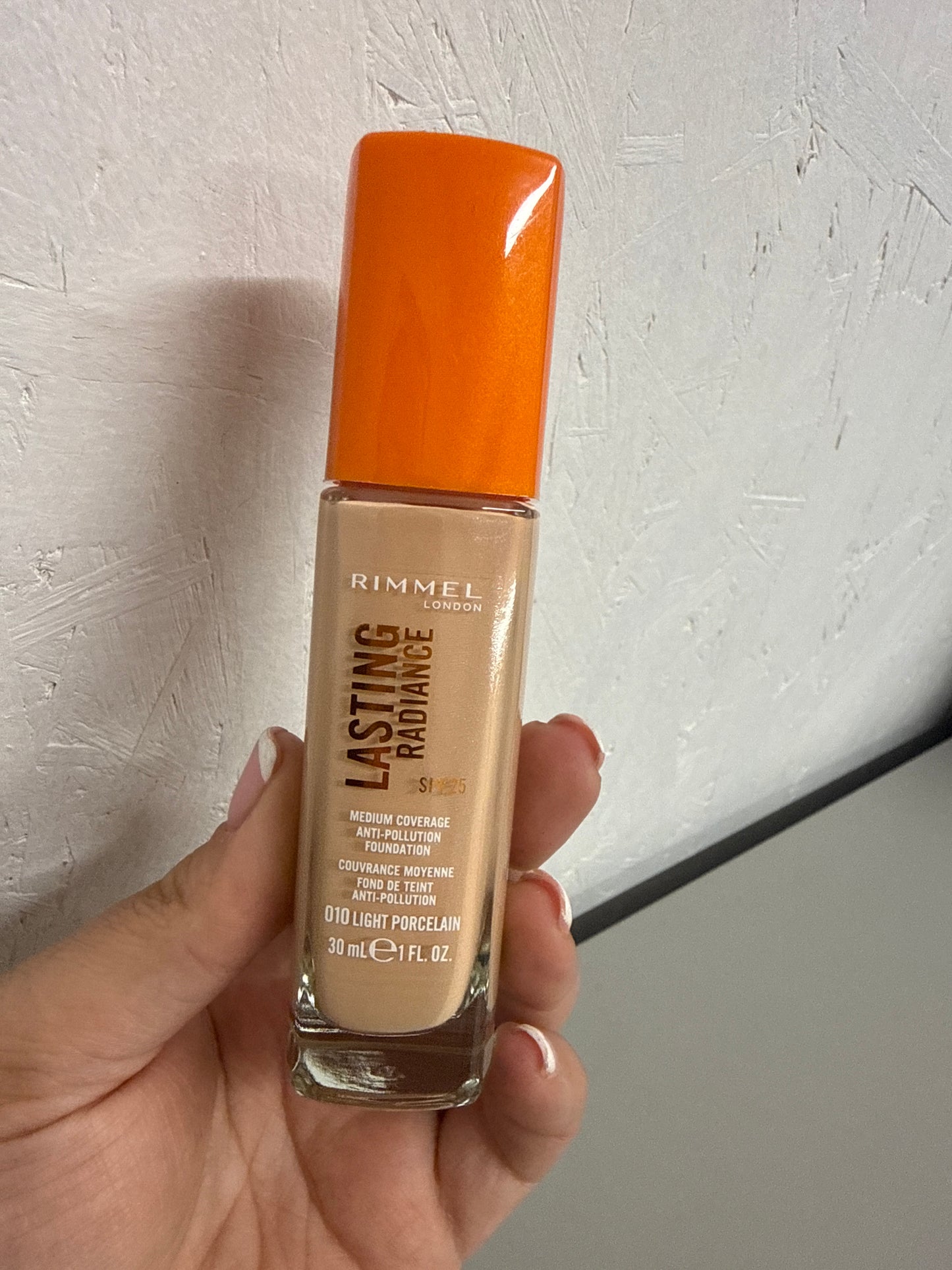 Rimmel Lasting Radiance Medium Coverage Anti Pollution Foundation SPF 25 - Shade: 010 Light Porcelain