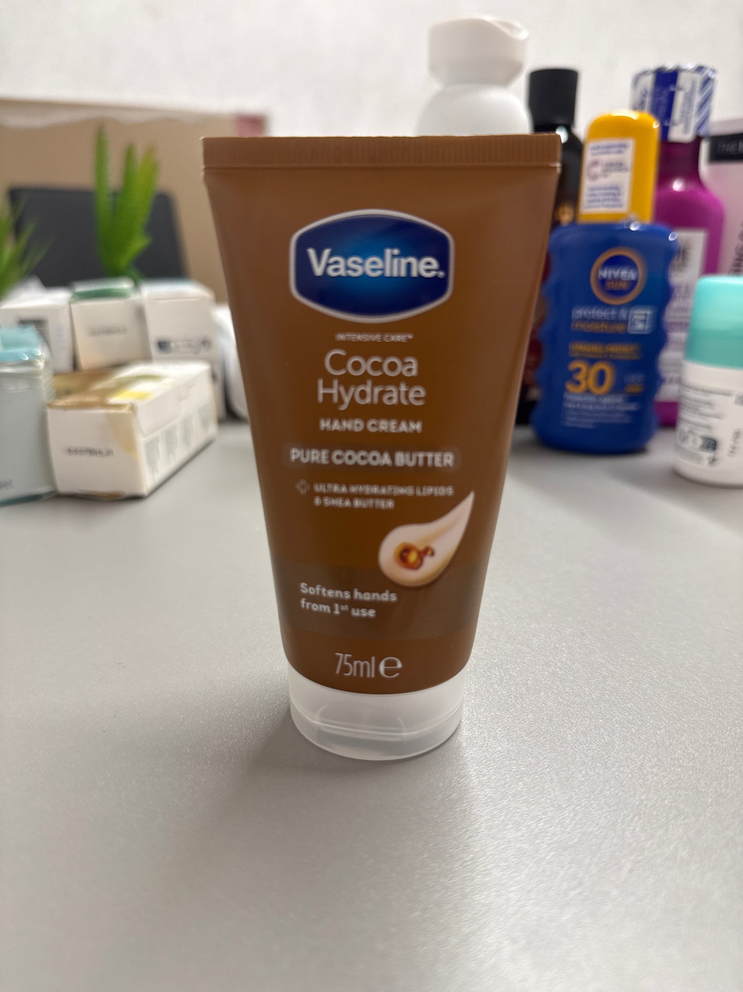 Vaseline cocoa hydrate hand cream