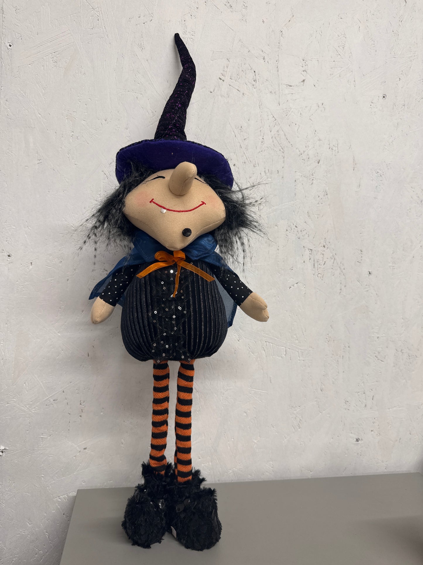 Large wart witch with extendable legs