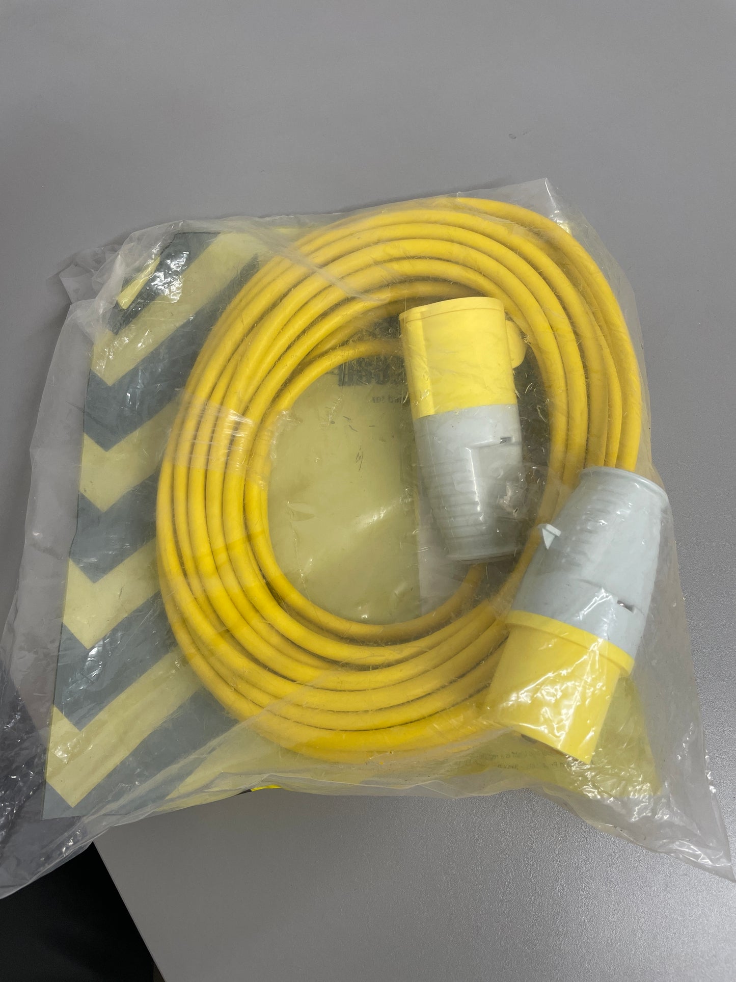 Defender E85111 - 110volts 16amp 1.5mm core 14metre extension lead