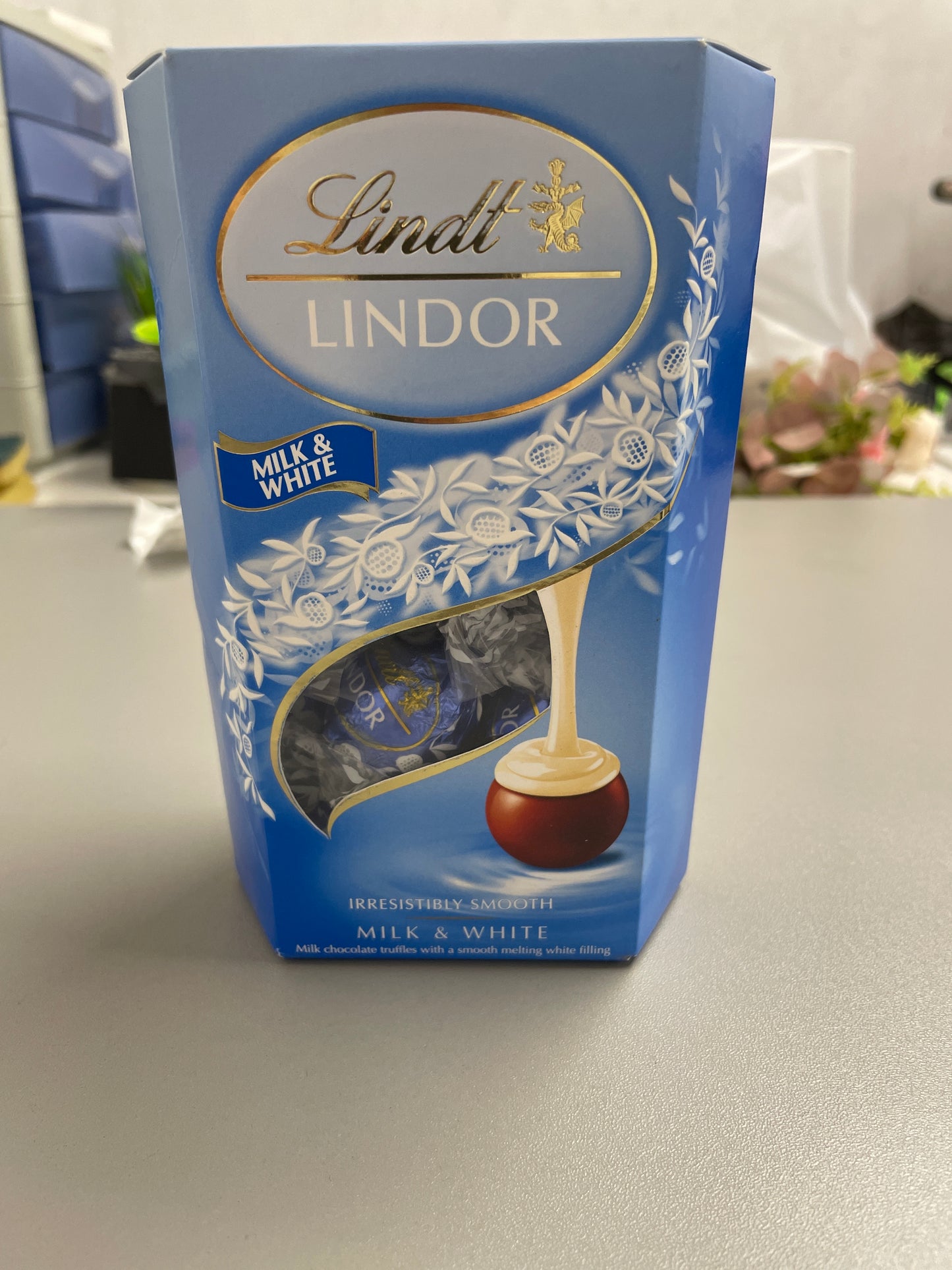 Lindt - Lindor Milk & White Chocolates 200g