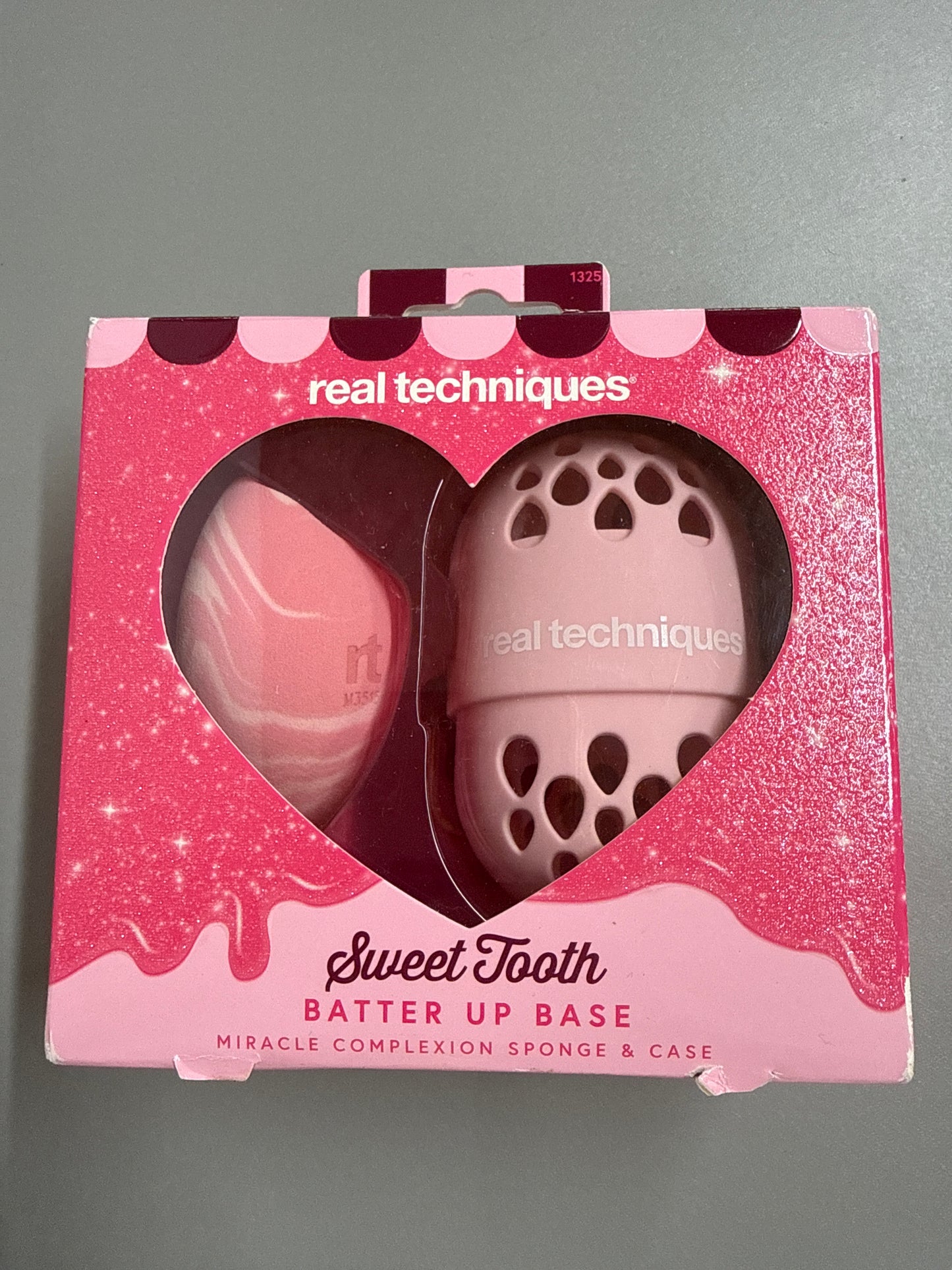 Real Techniques - Sweet tooth batter up base - Miracle complexion sponge & case