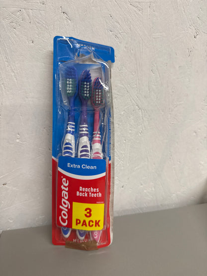 Colgate - Extra Clean 3 pack toothbrushes - Medium *Toothbrush colour may vary*