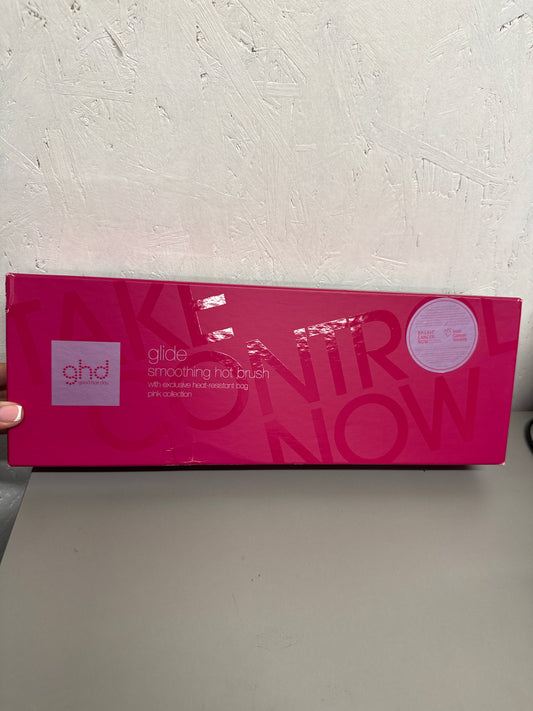 GHD Glide Smoothing Hot Brush with exclusive heat-resistant bag. Pink Collection