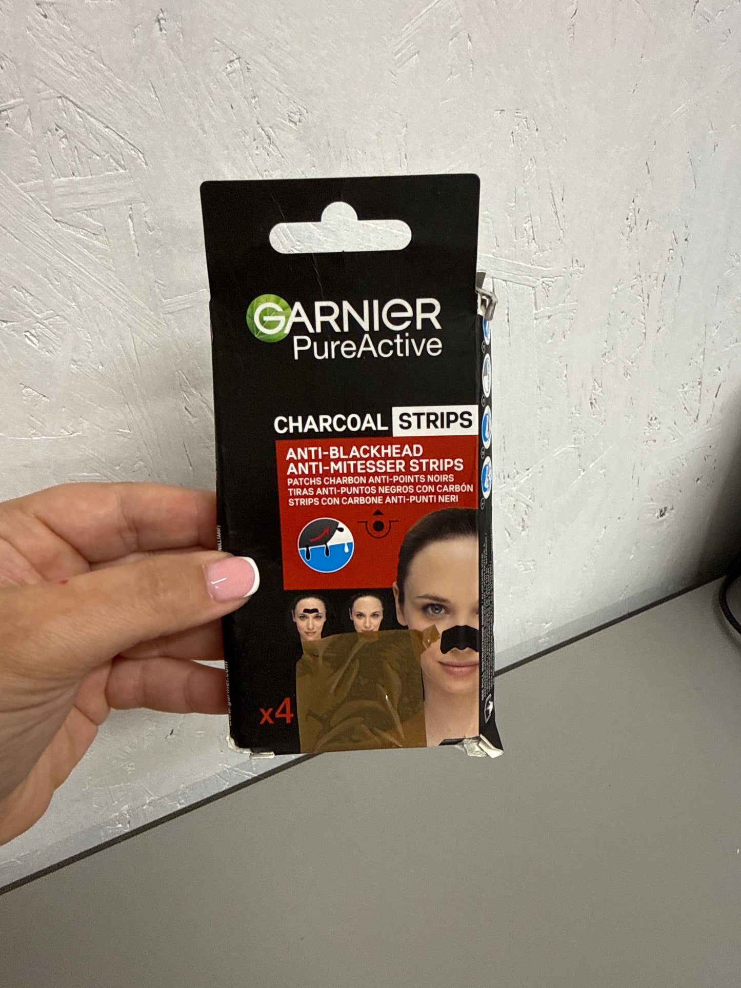 Garnier Pure Active Anti-Blackhead Charcoal Nose Strips Pack of 4