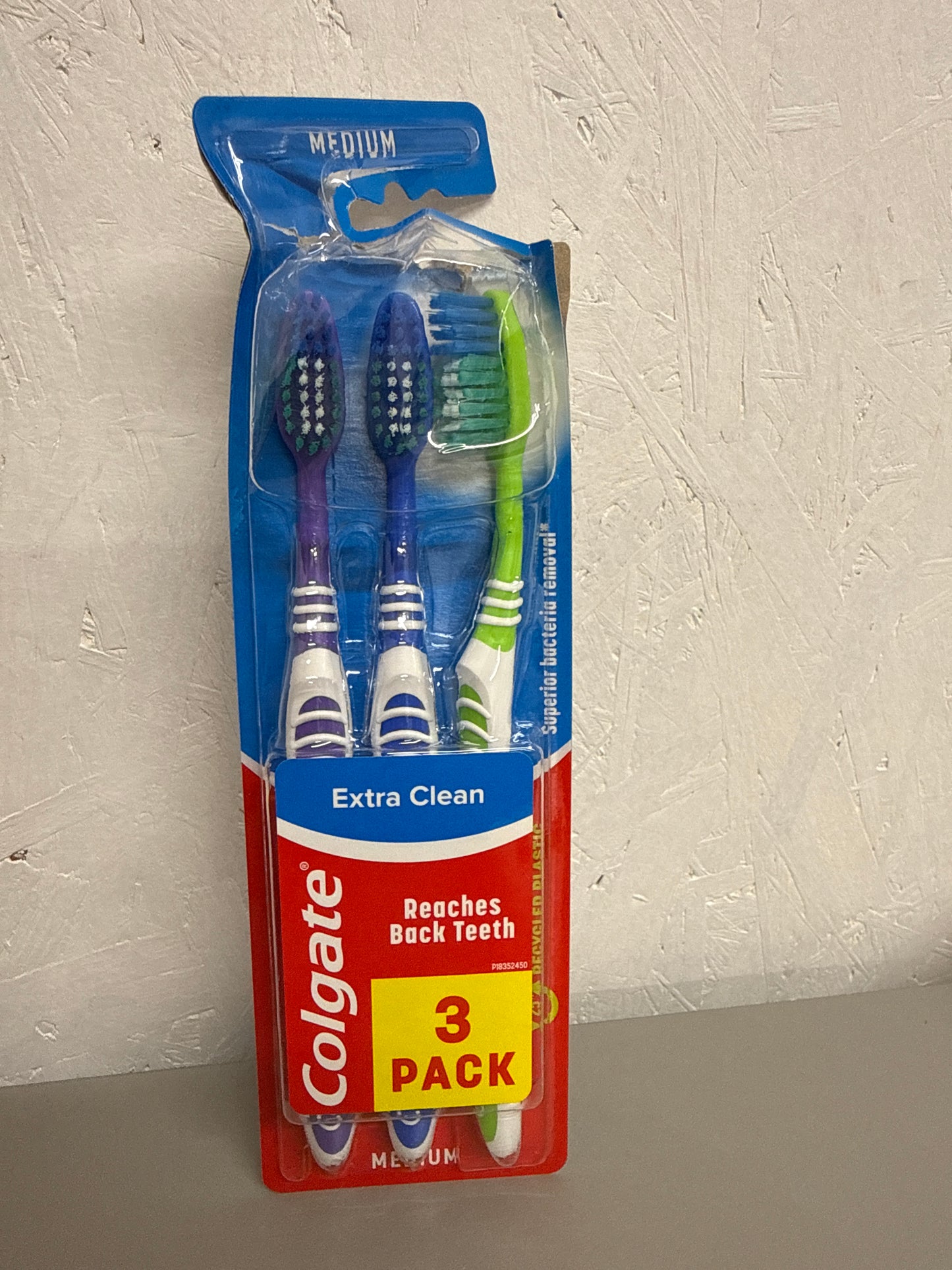 Colgate - Extra Clean 3 pack toothbrushes - Medium *Toothbrush colour may vary*