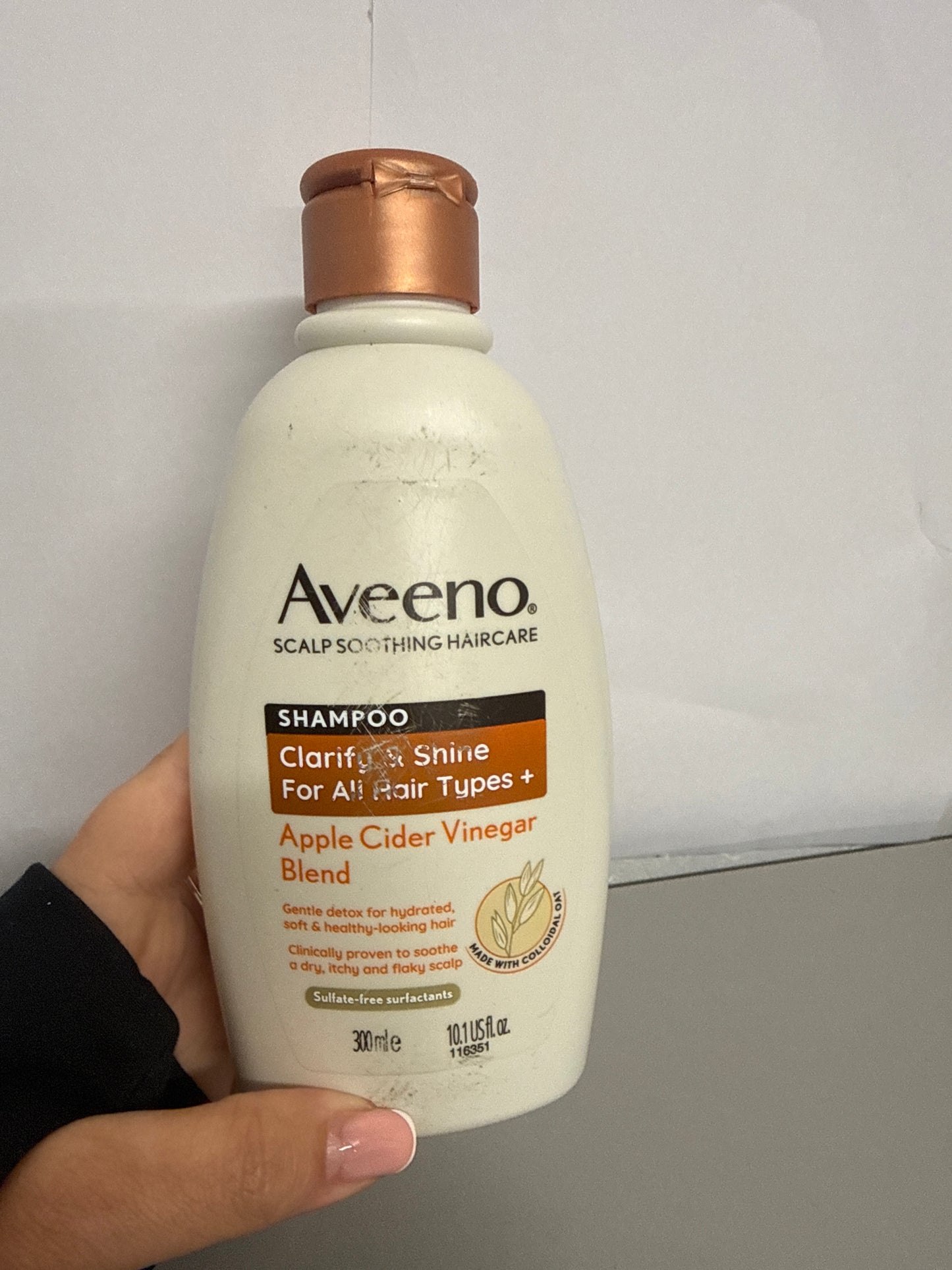 Aveeno Scalp Soothing Haircare Clarify & Shine Shampoo for All Hair Types. Apple Cider Vinegar Blend - 300ml