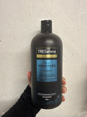 TRESemmé Rich Moisture Shampoo - 900ml