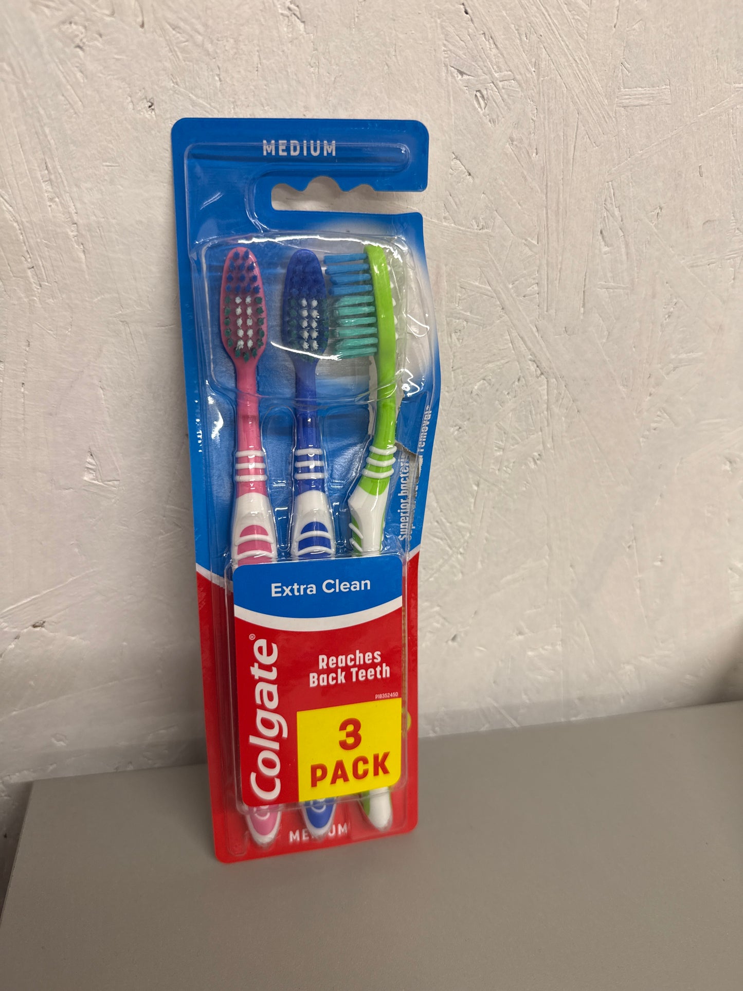 Colgate - Extra Clean 3 pack toothbrushes - Medium *Toothbrush colour may vary*