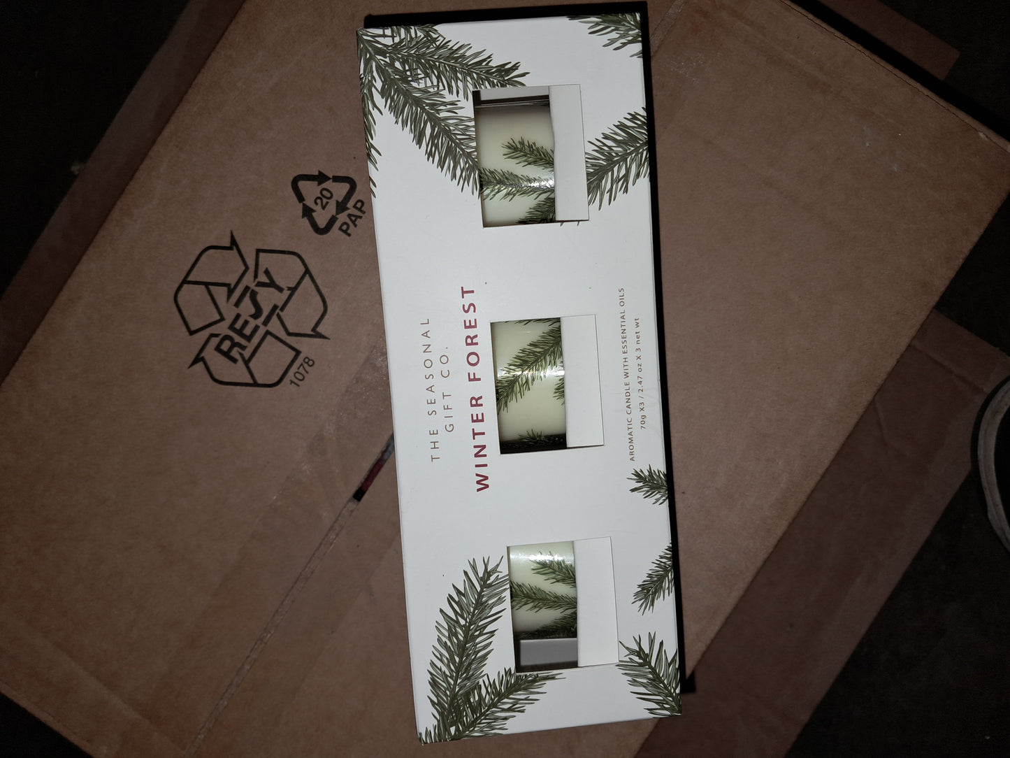 The seasonal gift co winter forest aromatic candle with essential oils (damaged box)